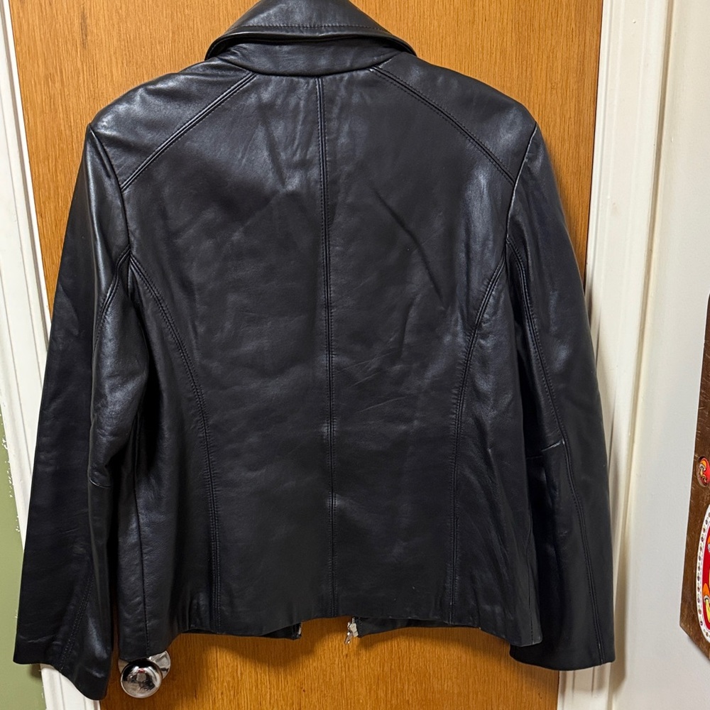 Elegant Black Leather Jacket for Women - Picture 9 of 9